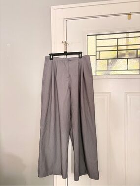 Wide-Leg Pleated Pants in Light Gray